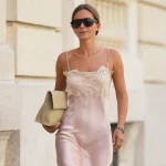 Tejidos satinados: cómo llevar vestidos, tops, faldas y pantalones cortos de estilo lencero en 6 looks ideales para el verano 2026
