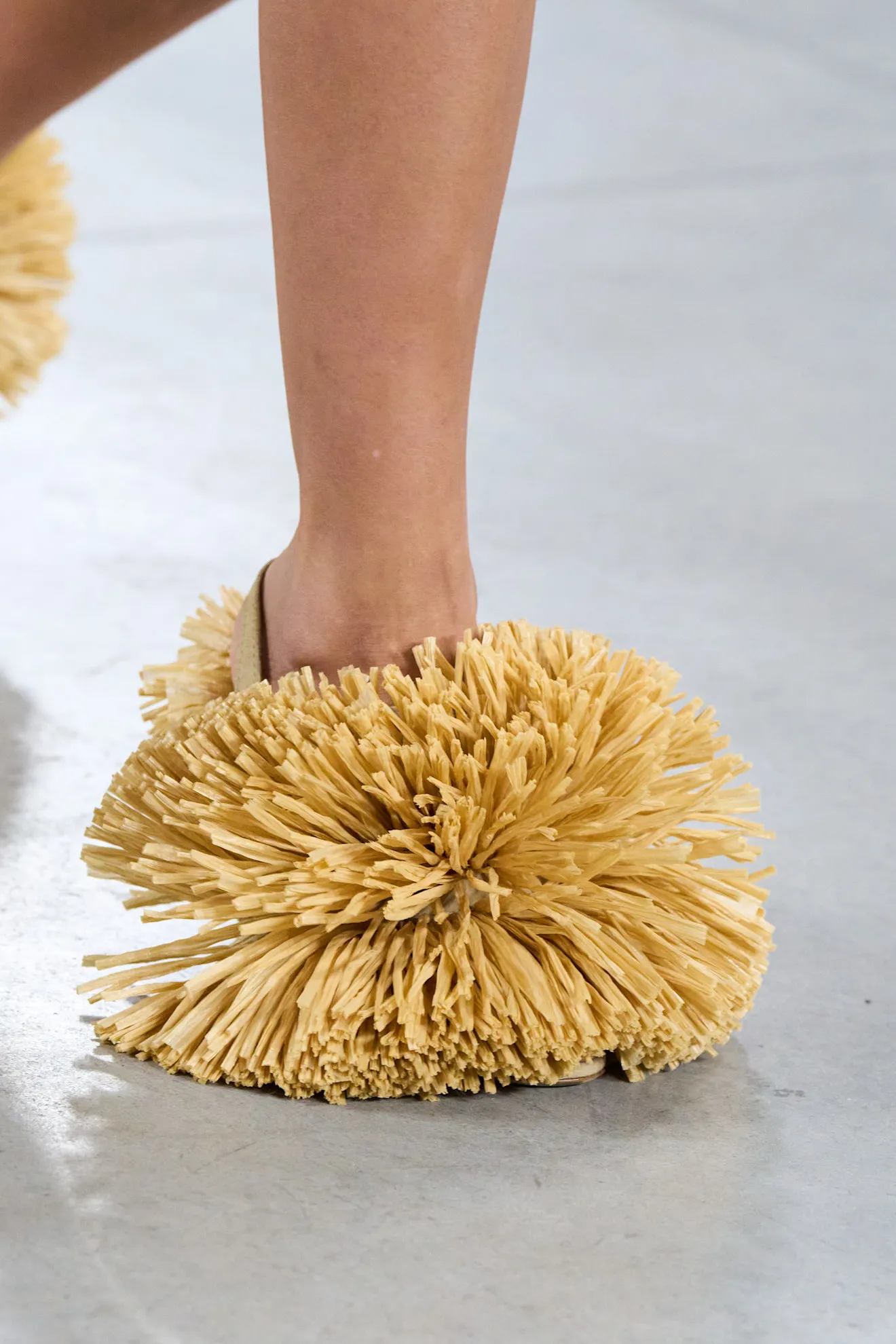 zapatos de rafia en Moschino primaveraverano 2026.