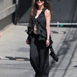 Anne Hathaway da una lección de estilo premamá al incorporar un top con volumen