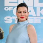 Anne Hathaway demuestra que la manicura ‘Coconut Jelly’ es la más bonita para las uñas cortas