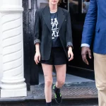 Blazer y camiseta gráfica: esta combinación de Kristen Stewart es un puente entre el verano y el otoño