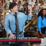 Charlie Puth visita el formato Tiny Desk de NPR
