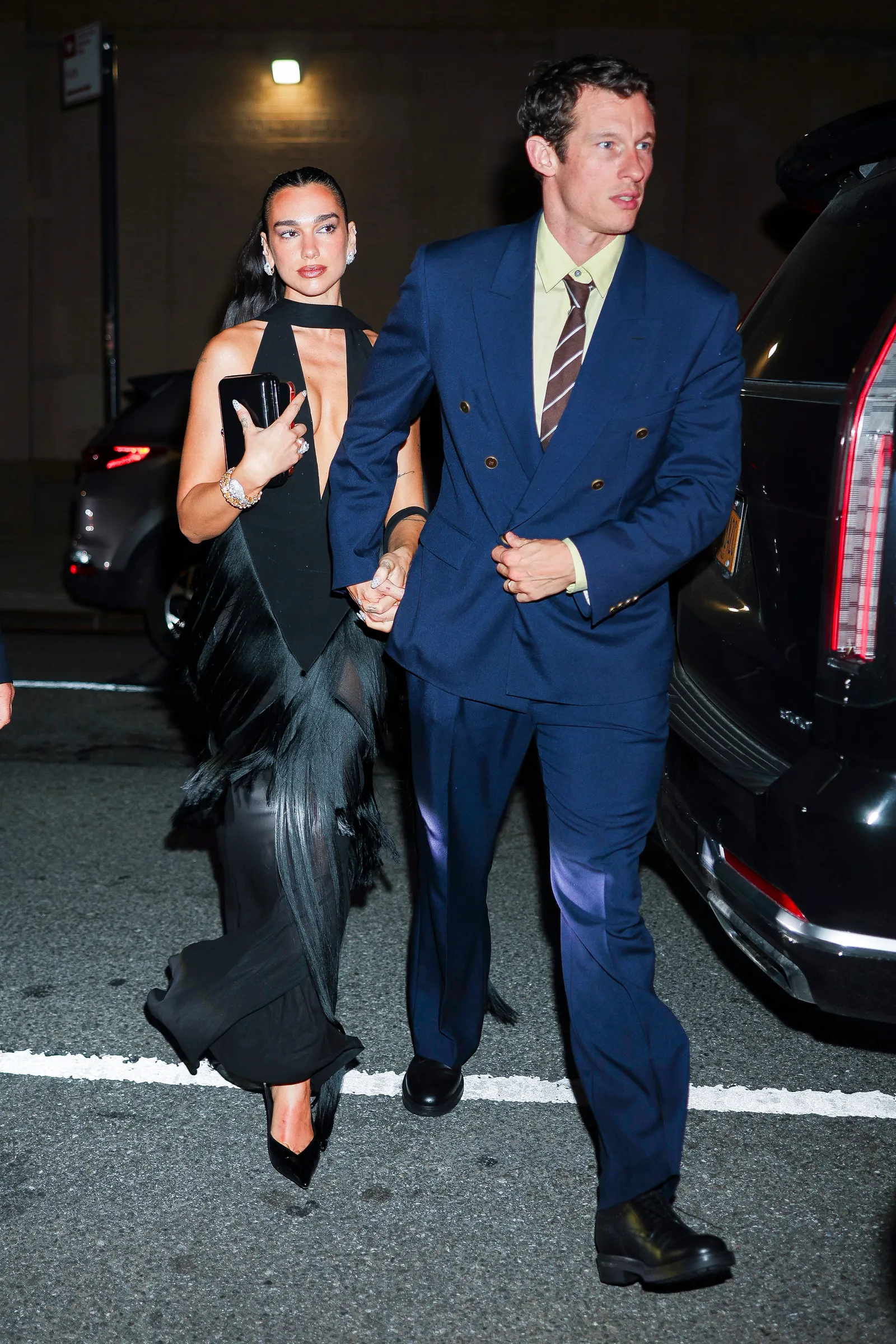 Dua Lipa y Callum Turner hacen su debut en la alfombra roja como marido y mujer