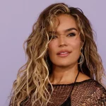 En ‘NO ME ARREPIENTO DE SENTIR TANTO’, Karol G abraza su corazón roto sin dejar de bailar