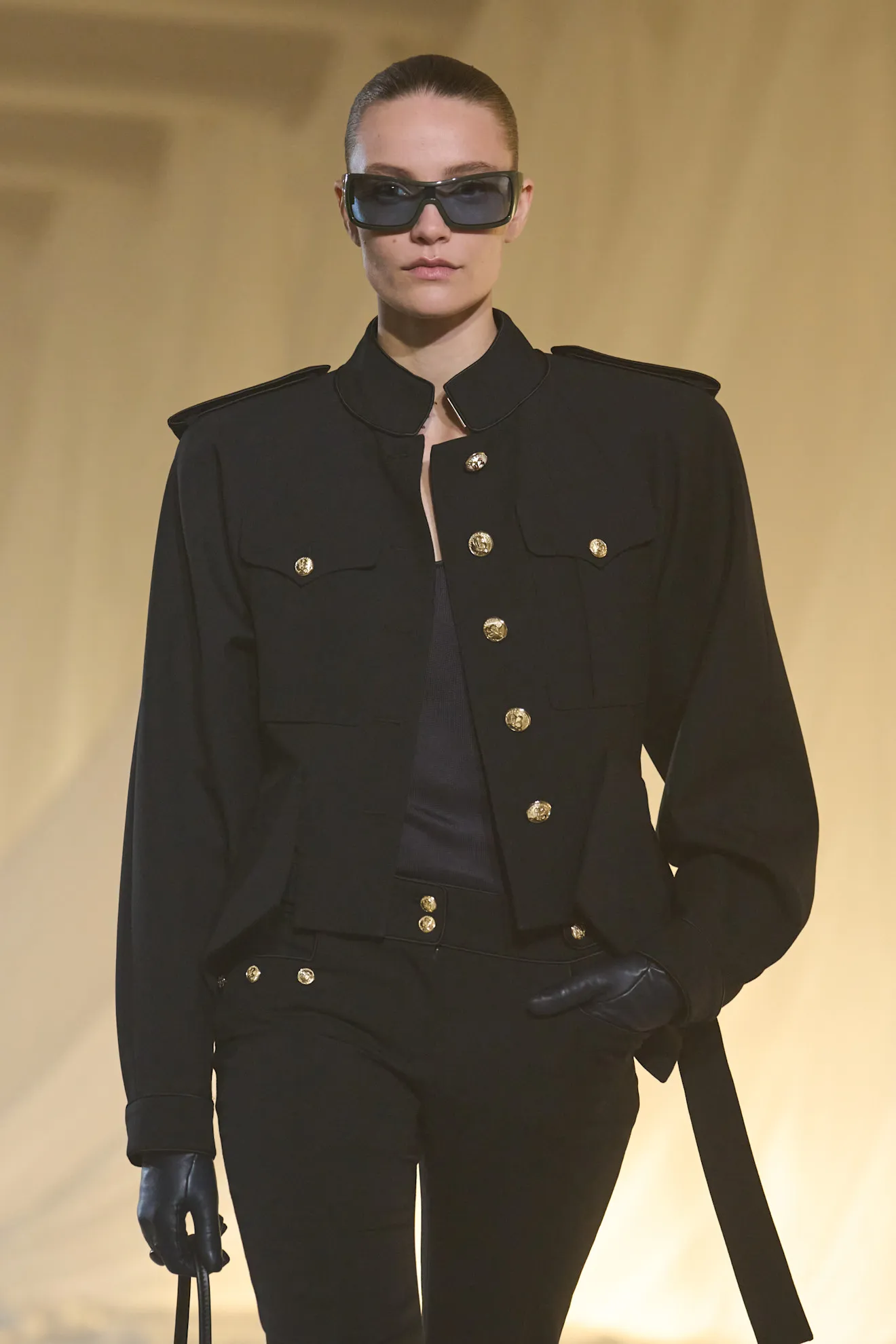 chaqueta militar tipo husar una de las tendencias utilitarias de otoño invierno 2026