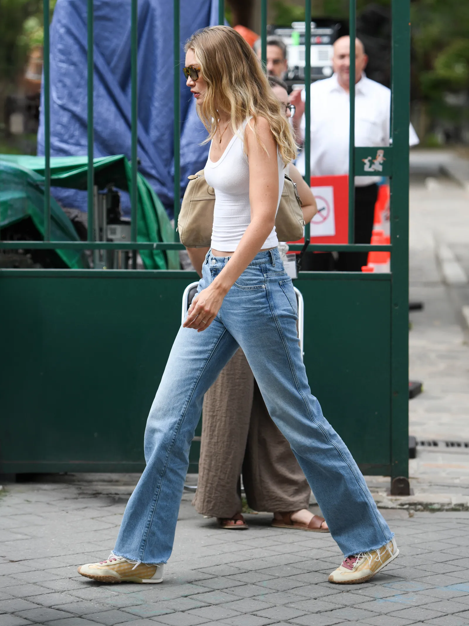 gigi hadid con zapatillas de hoff