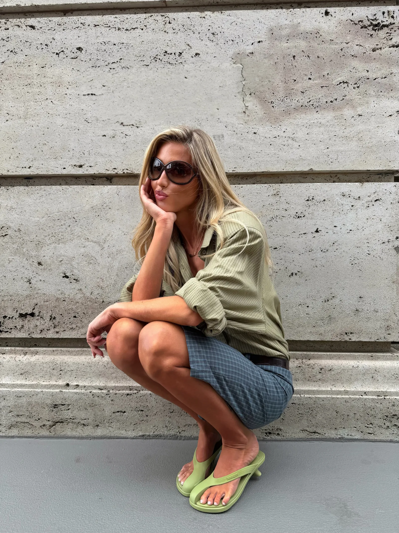 Emili Sindlev con las Havaianas verdes.