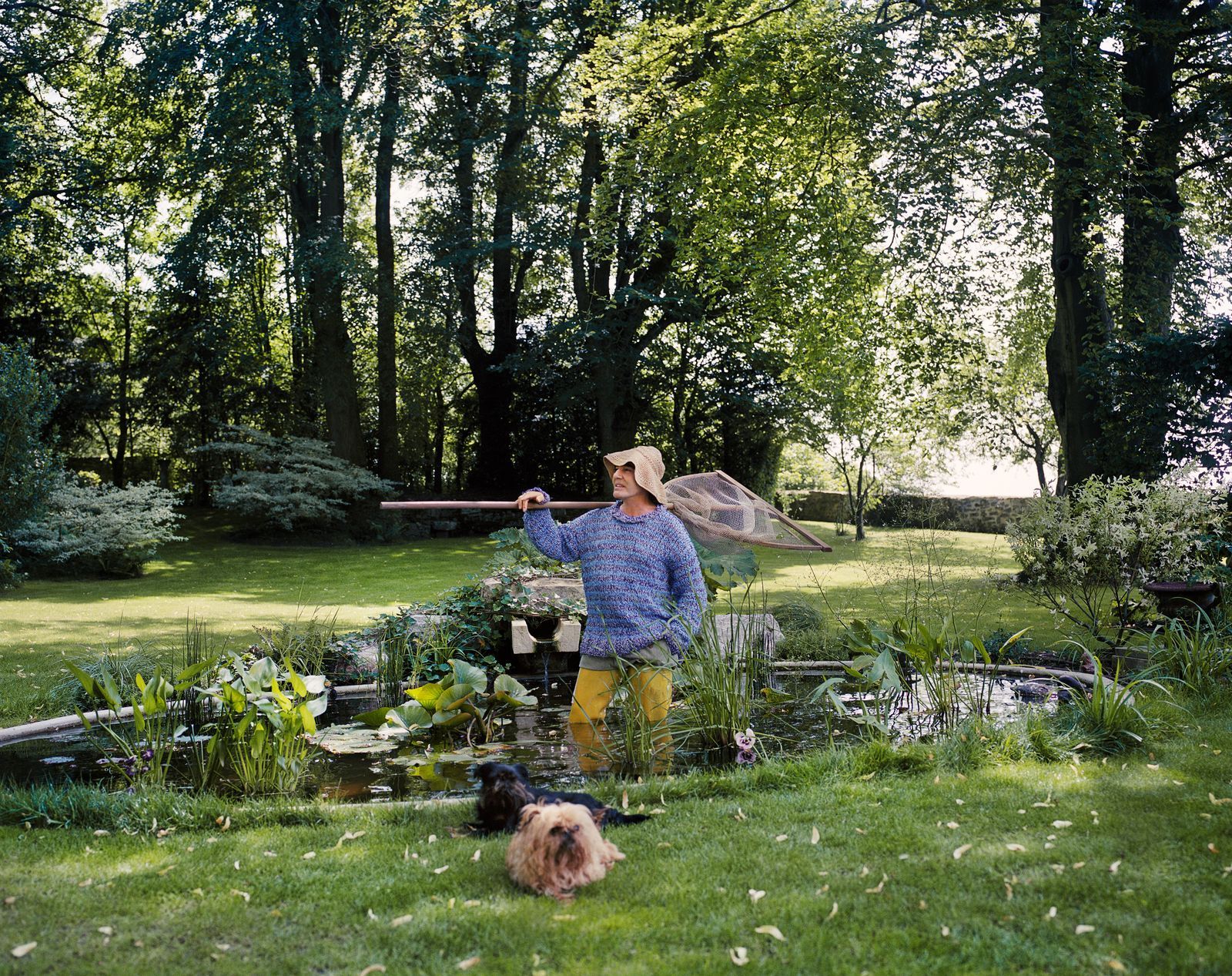Galliano en su jardín de inspiración inglesa y sus perros Coco y Gypsy