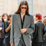 Kaia Gerber y el peinado perfecto para un ‘look’ de invitada este verano