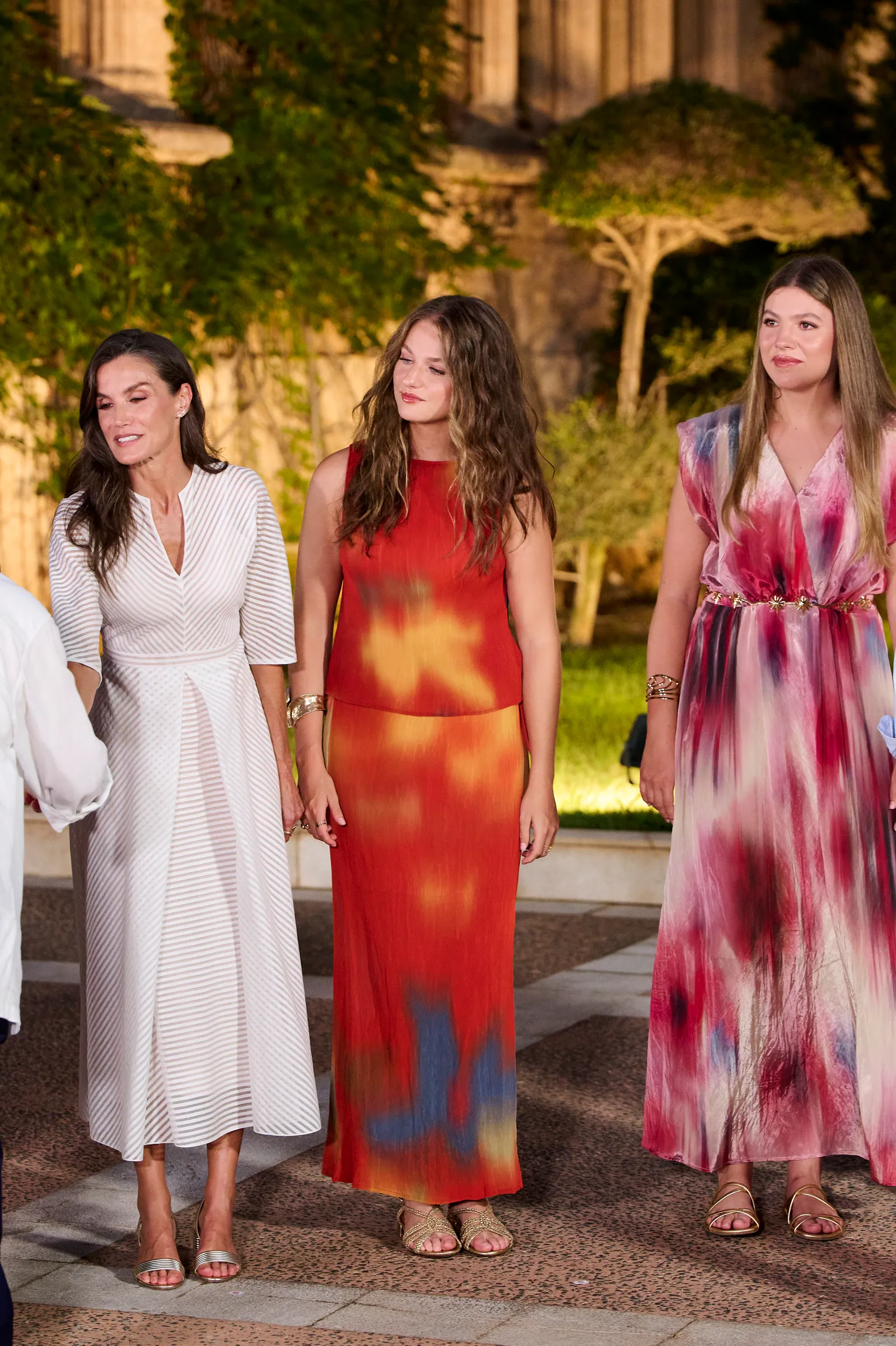 La Reina Leticia junto a la Infanta Leonor y Sofía en Marivent en Palma de Mallorca
